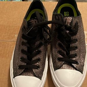 Converse low-top with in metallic leather, grey/bronze color